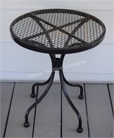 (O) Metal Patio Side Table