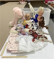 Lot of childrens stuffed animals, dolls, &