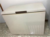 WHIRLPOOL CHEST FREEZER (WORKS) NO CONTENTS