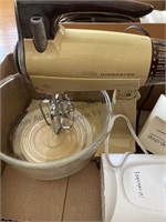Sunbeam mixmaster, electric can opener and micro