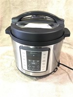 New Insignia multicooker-dented Working. 6 quart