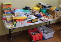 TABLE LOT: PUZZLES, GAMES, PAINTS, CRAYONS, TOYS