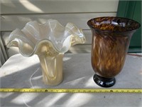 2 glass vases