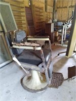 VINTAGE BARBER'S CHAIR