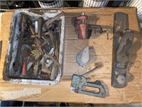 BOX OF VARIOUS TOOLS: SMALL RED VISE, PLANER, ETC.