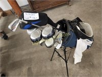 ASSORTED GOLF CLUBS AND BAG