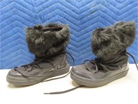 Womens CROCS sz8W Furry Black Boots EXC