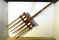 Uncommon, 6-tine wooden shaking fork w/ iron