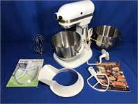 WHITE KITCHEN AID MIXER