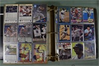 Approximately 1500 MLB sports cards in 2 binders f