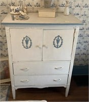 VINTAGE DRESSER WITH 3 DRAWERS IN CABINET,