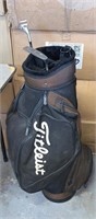 TITLEST GOLF BAG + 2 CLUBS