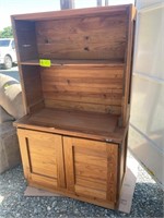 THIS END UP CLASSIC 2 PIECE 2 DOOR HUTCH WITH SING