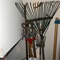Misc yard tools, rakes & hoes… See pictures