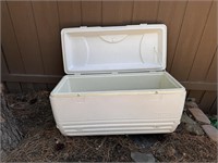 Large IGLOO Cooler, Needs Latches Fixed