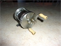nice old fishing reel super condition