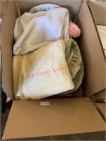 Bath towels and bath mats lot   (living room)