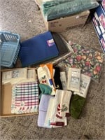 LOT OF ASSORTED KITCHEN TOWELS & DRYING MATS