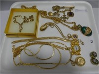 TRAY: ASSORTED GOLD COLOURED COSTUME JEWELRY