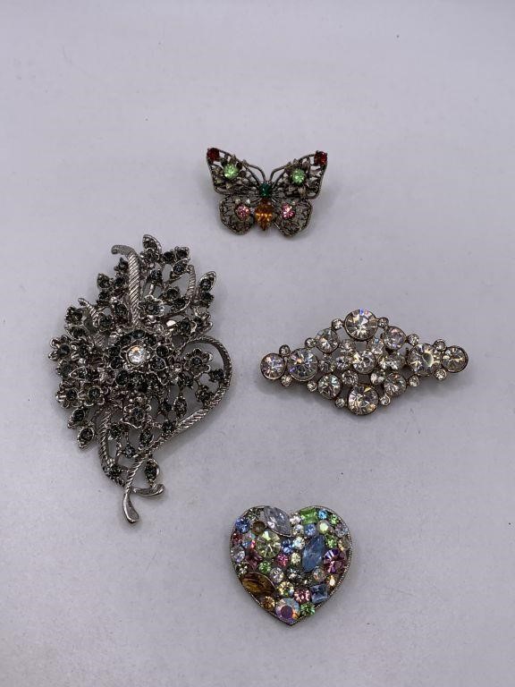 BROOCH LOT