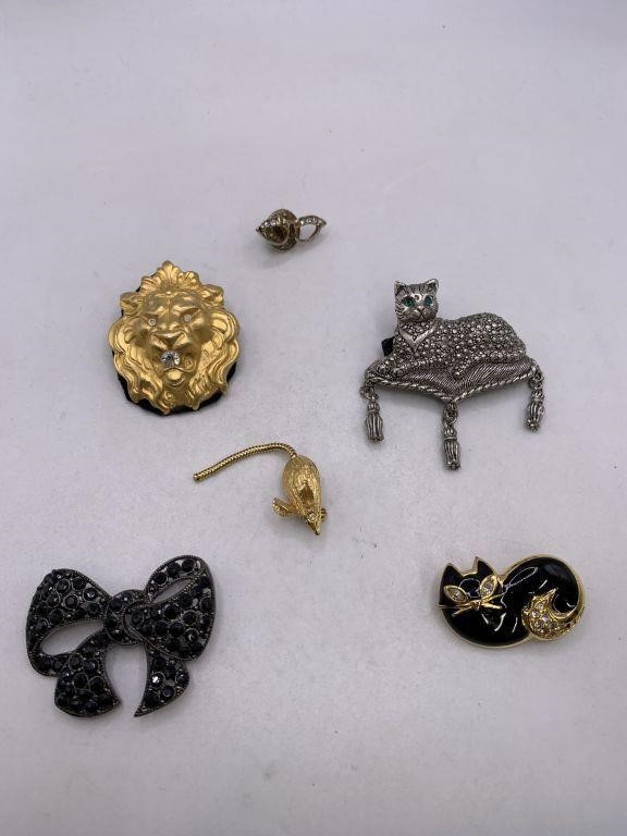 PIN/BROOCH LOT