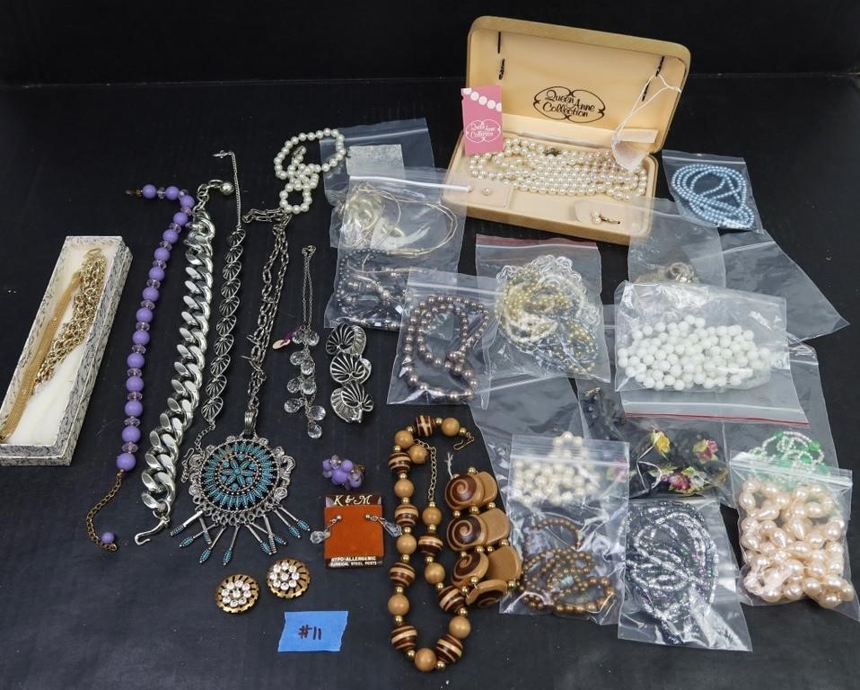 LARGE COLLECTION OF VARIOUS NECKLACES