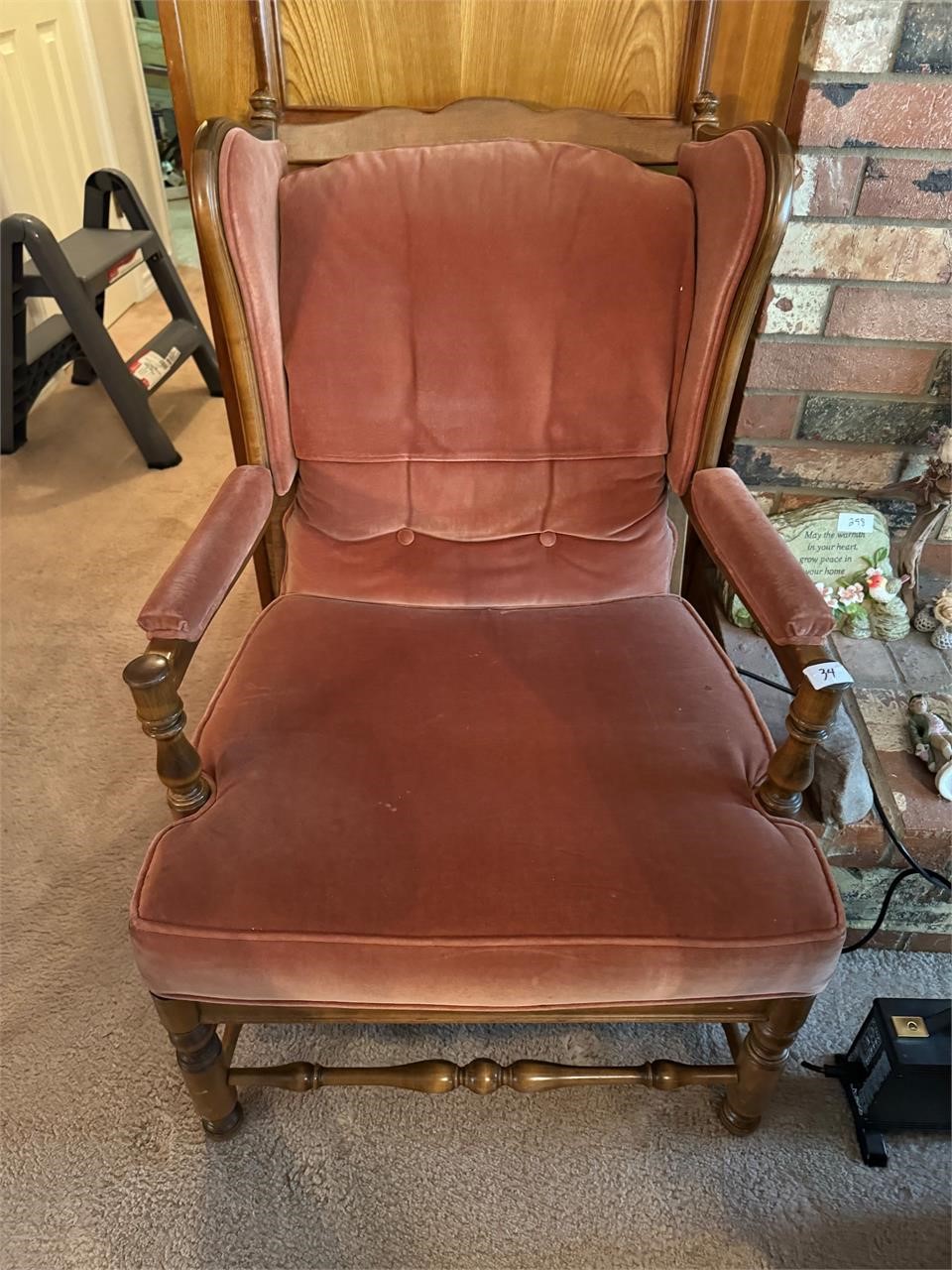 WOODEN/CLOTH ACCENT CHAIR