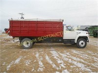 1985 Ford F700 bobtail grain truck