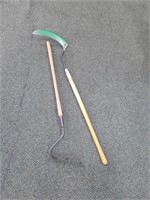 2 WOOD HANDLE WEEDING TOOLS