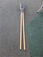 WOOD HANDLE POST HOLE DIGGERS