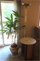 Floor lamp, vase w/fake plant, round stand
