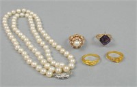 (5) PIECE GOLD JEWELRY GROUP - 4 RINGS & PEARLS