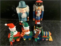 WOODEN SNOWMAN TRAIN AND 2 NUTCRACKERS