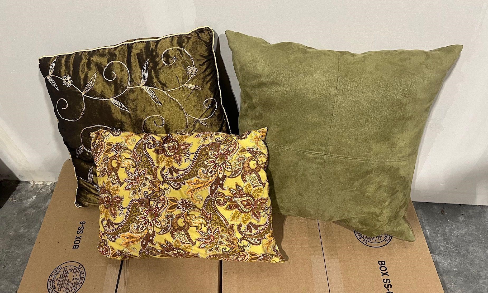 LOT OF DECORATIVE PILLOWS (GREEN)