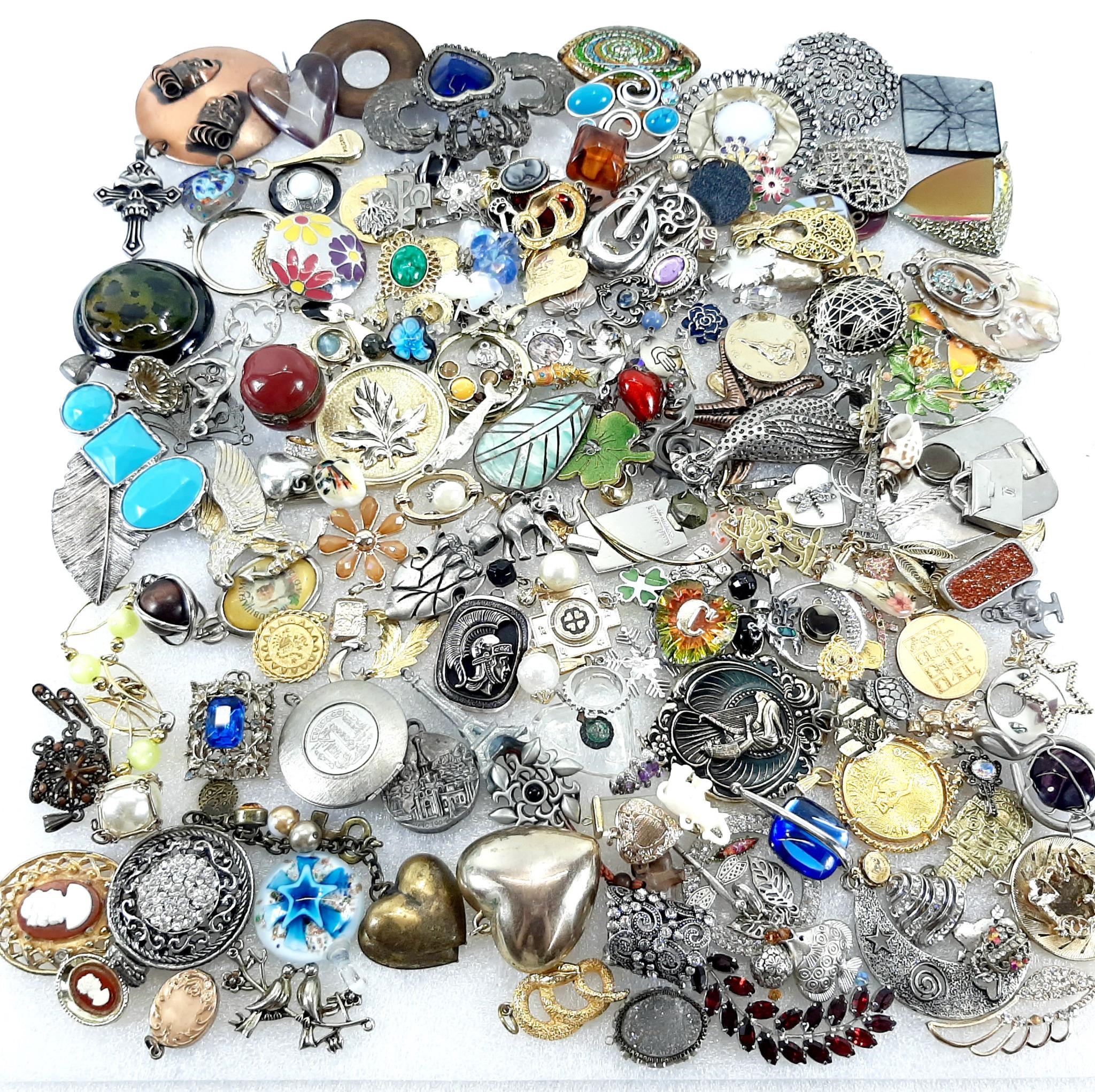 Grande quantité de pendentifs, broches, etc,