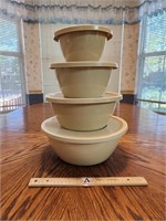 Vintage Nesting Mixing Bowls With Lids. 
Plastic