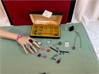 VINTAGE JEWERLY BOX & CONTENTS