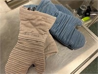 {each} All-Clad Ribbed Silicone Oven Mitts