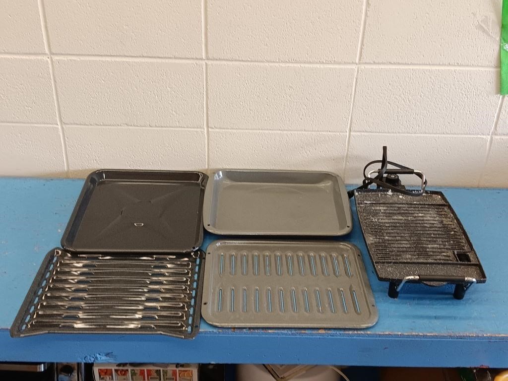 ELECTRIC GRILL & 2 BROILER PANS