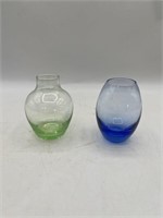 2 SMALL BUD VASES IN COLOURED GLASS