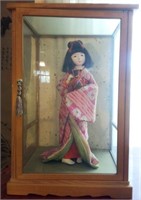 M - JAPANESE GEISHA DOLL IN DISPLAY CASE (B12)