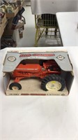 Ertl Allis Chalmers D-19 tractor scale 1/16