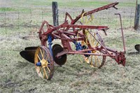 IH TRACTOR 2F PULL TYPE PLOW