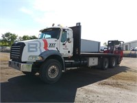 2007 Mack Granite T/A Flatbed w/Moffet M50 Forklif