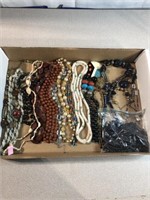 Costume jewelry. Set of 16 necklaces