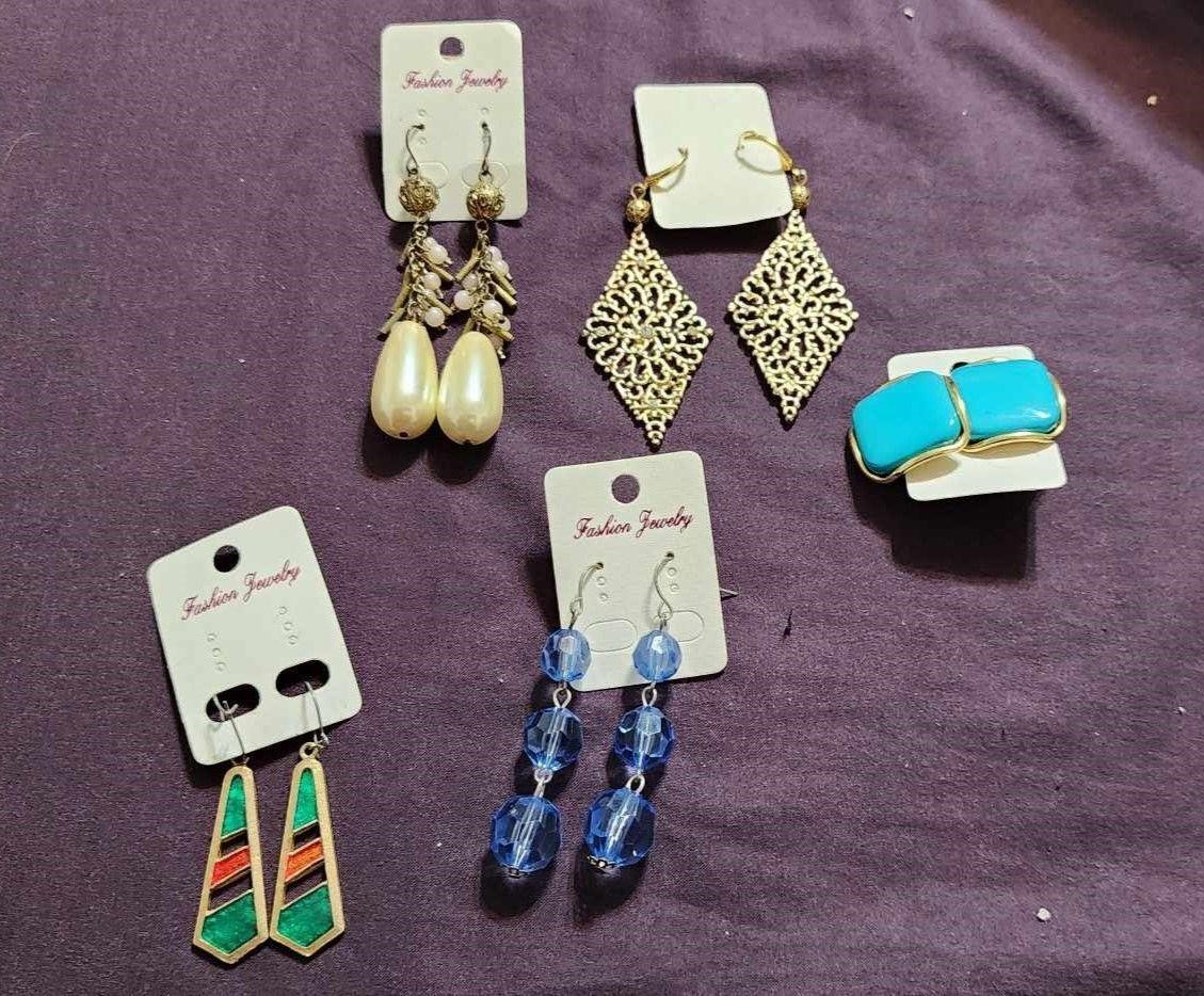 5 PAIRS OF BRAND NEW FASION EARRINGS