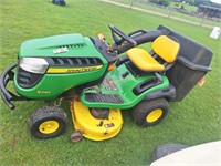 JD S240 18.5/42 Lawn Tractor w/ Bagger 131hrs