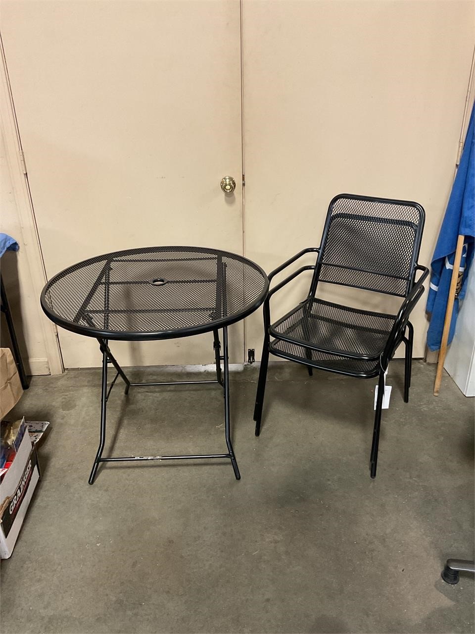 New metal table & 2 chairs