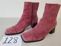 Women's Classique Suede Size 7.5 Boots