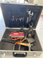 METAL TOOLBOX WITH MISC TOOLS